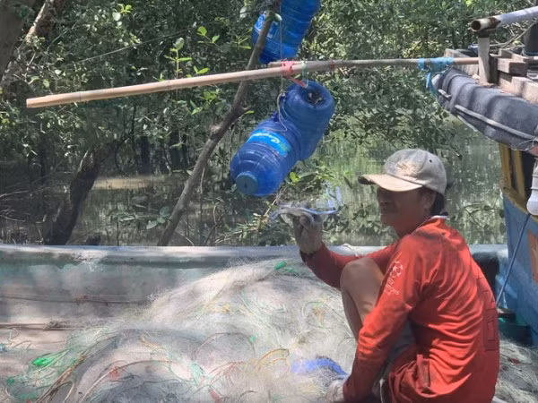 Tàu cập bên rừng đước, ông Loan có những ngày nghỉ ngơi sau chuyến biển mùa xuân trở về.