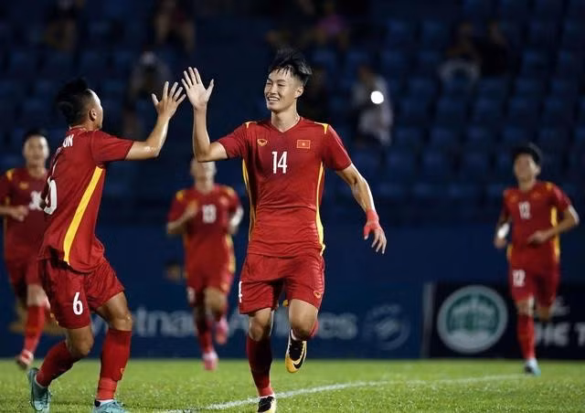 Nguyễn Văn Trường (14) chơi tốt trong vai trò “nhạc trưởng” U.22 VN