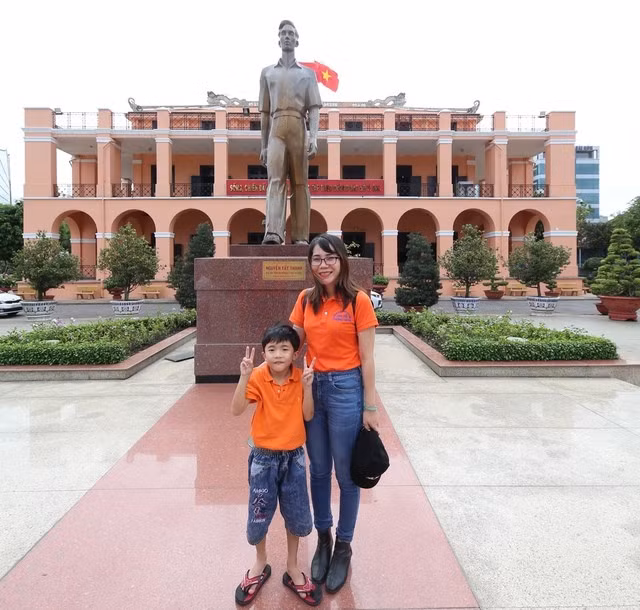 Người dân đến tham quan Bảo tàng Hồ Chí Minh - Chi nhánh TP HCM. Ảnh: HOÀNG TRIỀU