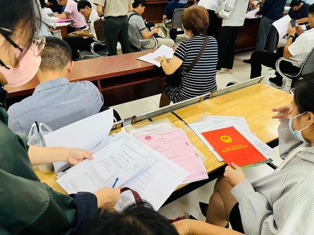 Sở TN-MT đề xuất chuyển việc cấp sổ hồng về cấp xã Sở TN-MT đề xuất chuyển việc cấp sổ hồng về cấp xã