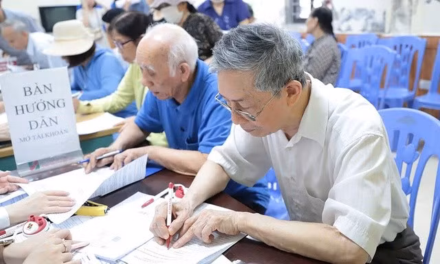 Người hưởng hưu tại TP HCM đăng ký tài khoản ngân hàng để nhận lương hưu