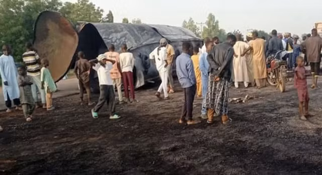 Hiện trường vụ cháy xe bồn chở nhiên liệu. Ảnh: Isyaku Rabiu