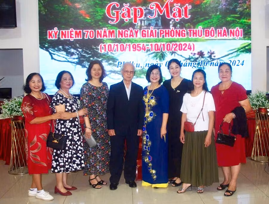 ong-nguyen-huu-khue-thu-4-tu-trai-sang-tai-buoi-gap-mat-cua-hoi-dong-huong-ha-noi-tai-pleiku-nhan-ky-niem-70-nam-ngay-giai-phong-thu-do-anh-nhan-vat-cung-cap-6384.jpg