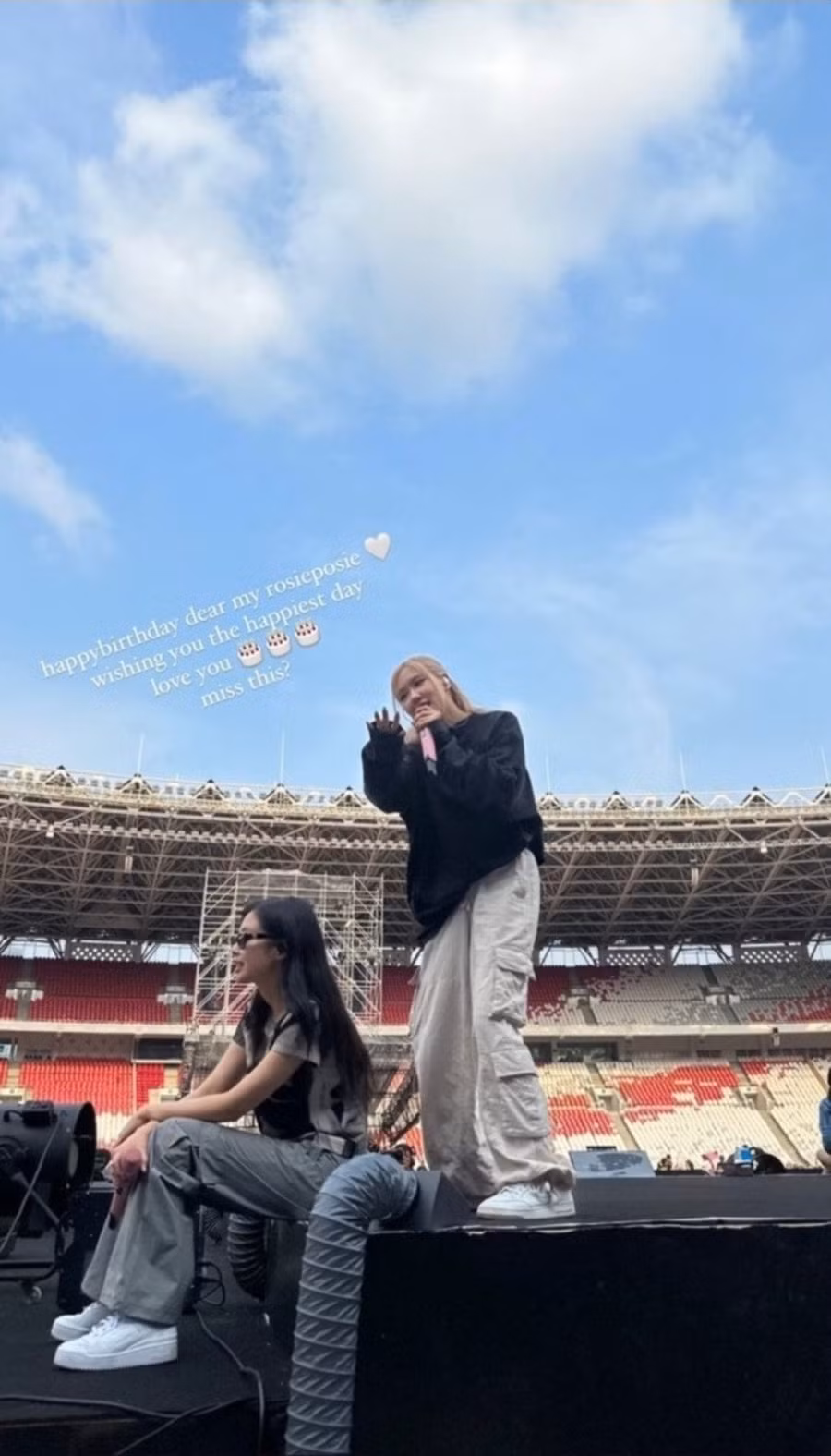 3 thành viên còn lại của BlackPink chúc mừng sinh nhật Rosé trên mạng xã hội.