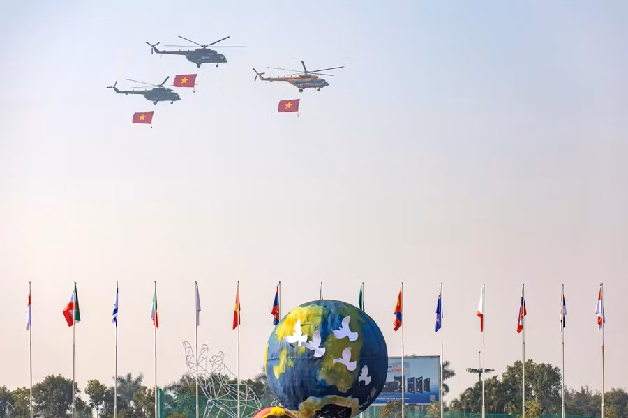 Ngay sau đó, những chiếc trực thăng Mi mang theo cờ Tổ quốc, cất cánh từ sân bay Hòa Lạc, chia làm 2 đội bay tiến qua lễ đài