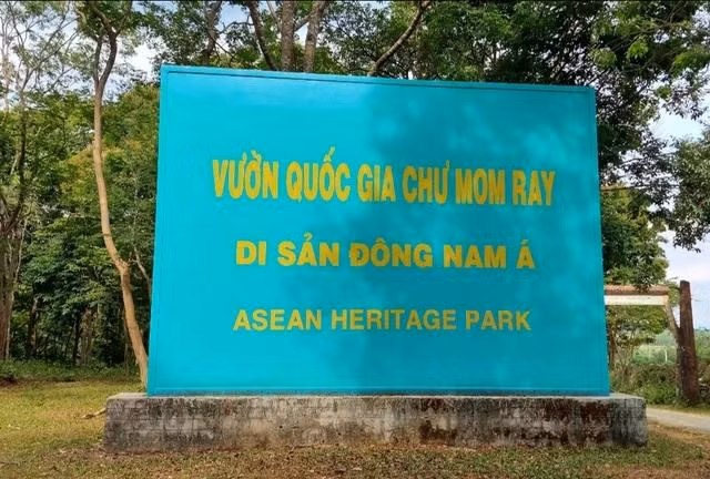 Vườn quốc gia Chư Mom Ray rộng hơn 56.000 ha, nằm trên địa bàn các huyện Sa Thầy và Ngọc Hồi, giáp Lào và Campuchia