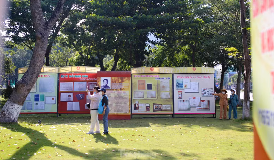 Trưng bày góp phần khơi dậy niềm tự hào, ý thức gìn giữ và phát huy giá trị lịch sử, giáo dục truyền thống yêu nước cho các thế hệ hôm nay. Ảnh: Trương Định