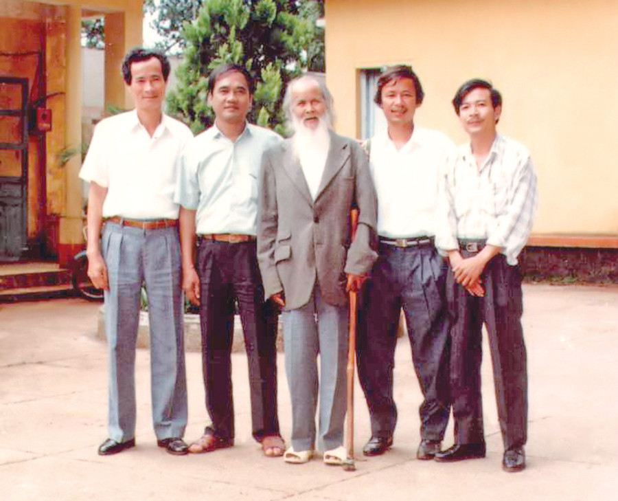 Tác giả (bìa phải) cùng các nhà văn chụp ảnh lưu niệm với Anh hùng Núp. Ảnh: H.H.G 22-1426.jpg