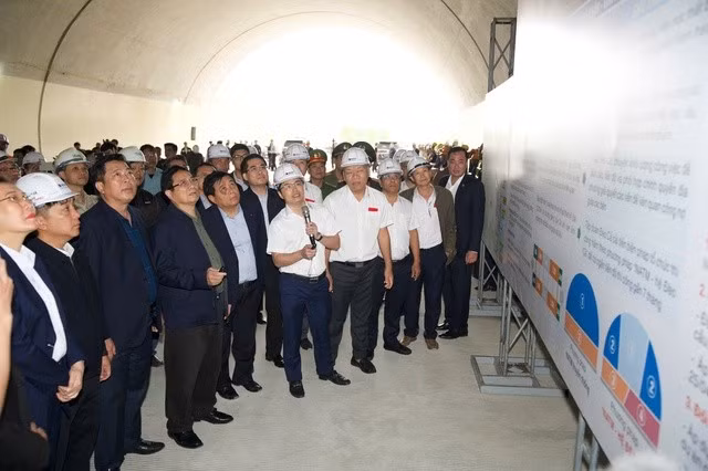 Thủ tướng Phạm Minh Chính cùng đoàn công tác Chính phủ kiểm tra dự án cao tốc Bắc - Nam, đoạn Quảng Ngãi - Hoài Nhơn