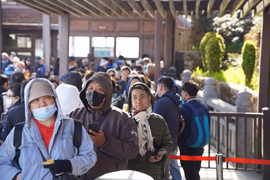 Du khách xếp hàng ở cổng soát vé để đi tàu lên đỉnh Fansipan.