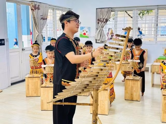 Thầy Thái Hồng Duy dạy học sinh chơi đàn T'rưng và cùng các em biểu diễn nhạc cụ