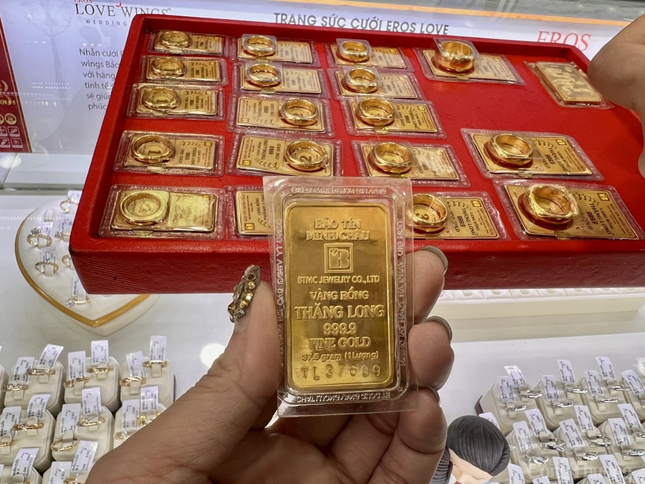 Giá vàng miếng và vàng nhẫn gia tăng chênh lệch. Giá vàng miếng và vàng nhẫn gia tăng chênh lệch.