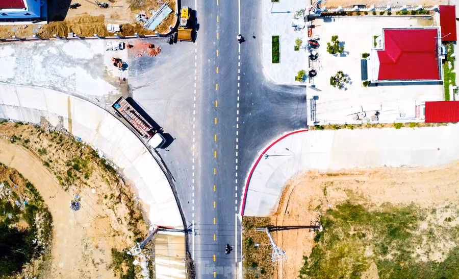 Cũng theo Chủ tịch huyện Tây Sơn, cùng với thi công đập dâng, huyện đã đầu tư tuyến đường giao thông kết nối từ Quốc lộ 19 đến Quốc lộ19B qua đập dâng Phú Phong, chiều dài gần 3km, nền đường rộng 28m, kết nối với sân bay Phù Cát. Ảnh: Trương Định.