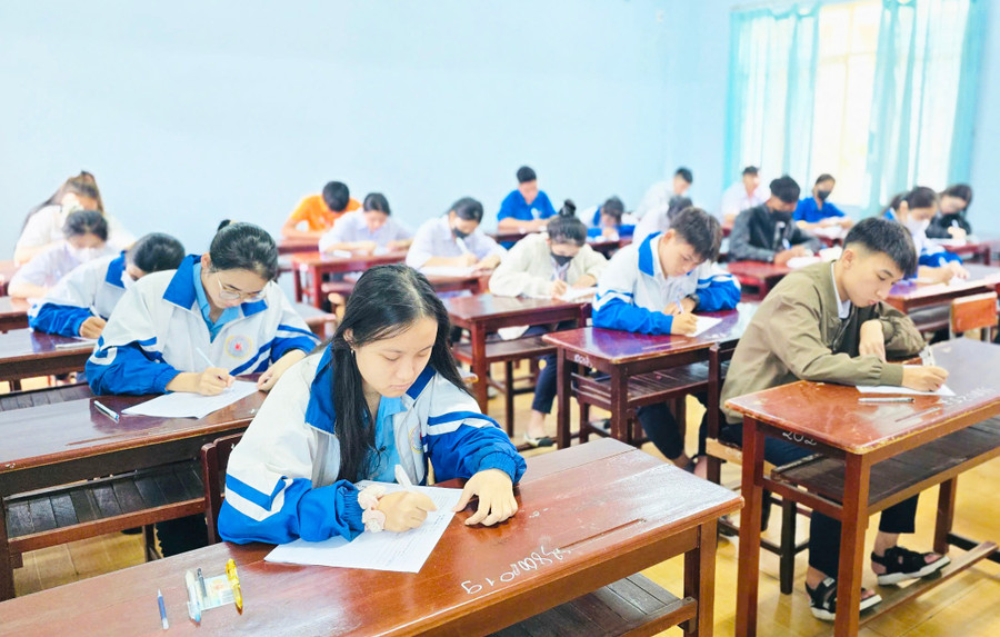 Kỳ thi thử trước kỳ thi tốt nghiệp THPT giúp học sinh rèn luyện tâm lý, kỹ năng khi bước vào kỳ thi chính thức. Ảnh: T.D 1-9637.jpg