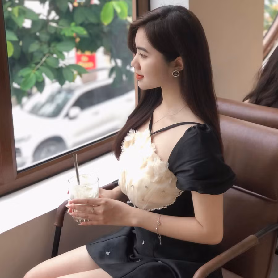 Hiện Hồng Hải đang học ngành Quản trị kinh doanh. Dự định trong tương lai của cô là trở thành tiếp viên hàng không.