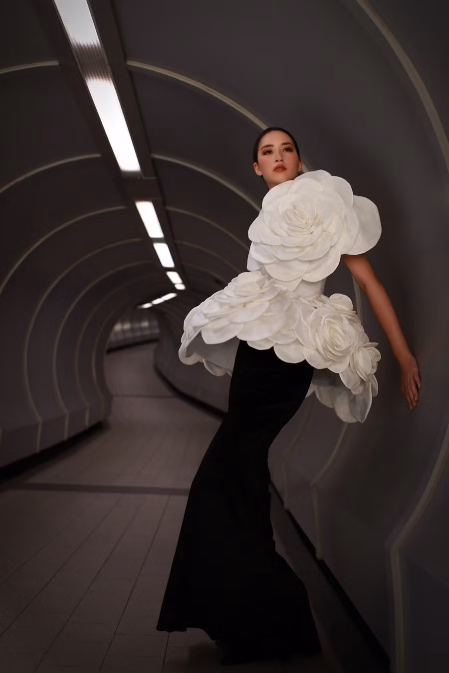 Hai thiết kế trong bộ sưu tập “White Night” của Frederick Lee. (Ảnh: BTC)