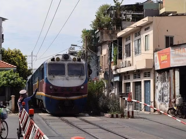 Theo người dân ở xóm đường tàu, mỗi ngày có ít nhất 3 đến 4 chuyến tàu đi qua