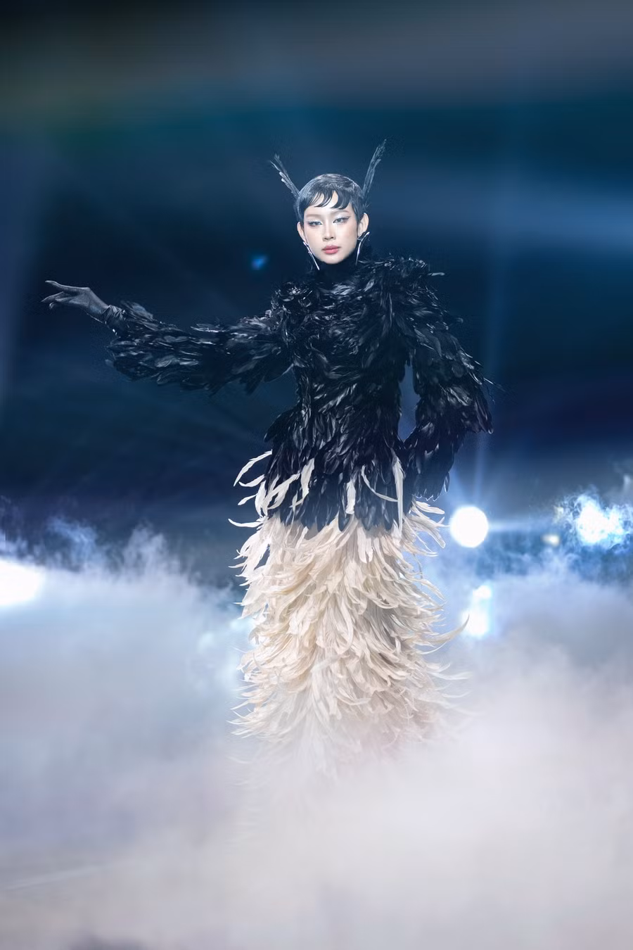 Bảo Ngọc nhận lời khen từ khán giả vì thể hiện được tinh thần của trang phục. Hiệu ứng phun khói kèm thiết kế lông vũ phủ từ đầu đến chân giúp Hoa hậu Liên lục địa 2024 trông ma mị trên sân khấu.