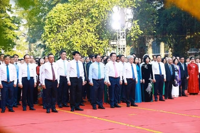 Trước đó, Thủ tướng Phạm Minh Chính, Thường trực Ban Bí thư Lương Cường cùng nhiều lãnh đạo T.Ư và TP.Hà Nội đã dâng hương tại Tượng đài vua Lý Thái Tổ