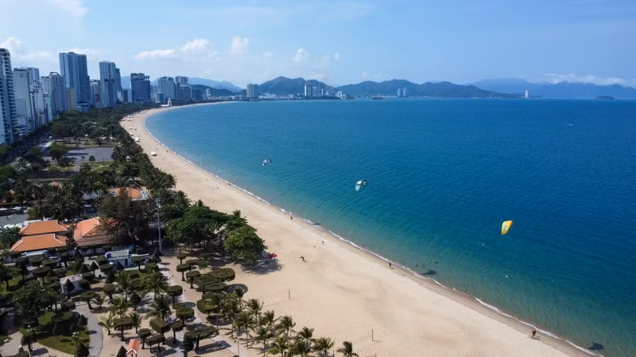 Bãi biển Nha Trang xanh mát nổi tiếng, hấp dẫn nhiều du khách trong và ngoài nước. Ảnh: HIẾU GIANG
