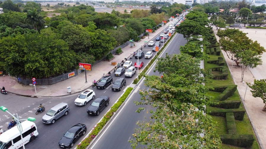 Dòng xe nối đuôi nhau về các khu, điểm du lịch ở phía Nam Nha Trang. Ảnh: HIẾU GIANG Dòng xe nối đuôi nhau về các khu, điểm du lịch ở phía Nam Nha Trang. Ảnh: HIẾU GIANG