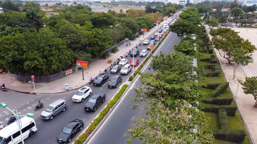 Dòng xe nối đuôi nhau về các khu, điểm du lịch ở phía Nam Nha Trang. Ảnh: HIẾU GIANG