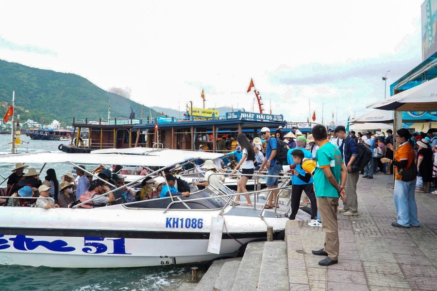 Các tour biển, đảo, du lịch đồng quê... được nhiều du khách lựa chọn. Ảnh: HIẾU GIANG Các tour biển, đảo, du lịch đồng quê... được nhiều du khách lựa chọn. Ảnh: HIẾU GIANG