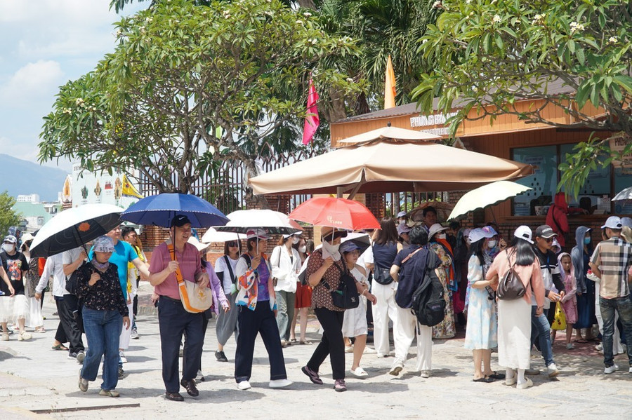 Du khách xếp hàng mua vé tham quan Khu di tích quốc gia đặc biệt Tháp Bà Ponagar. Ảnh: HIẾU GIANG Du khách xếp hàng mua vé tham quan Khu di tích quốc gia đặc biệt Tháp Bà Ponagar. Ảnh: HIẾU GIANG