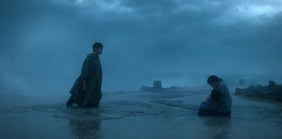 Khi cuộc đời cho bạn quả quýt được nhiều khán giả đánh giá là bộ phim Hàn Quốc hay nhất nửa đầu năm 2025. Qua một nửa chặng đường, phim nhận nhiều lời khen về nội dung gần gũi, dễ đồng cảm, chạm đến cảm xúc của khán giả bên cạnh diễn xuất xuất sắc của dàn sao thực lực. Trong đó phải kể đến phần thể hiện của Yeom Hye Ran (vai mẹ của Ae Sun) trong tập 1 và những phân đoạn giằng xé của IU - Park Bo Gum ở tập 6