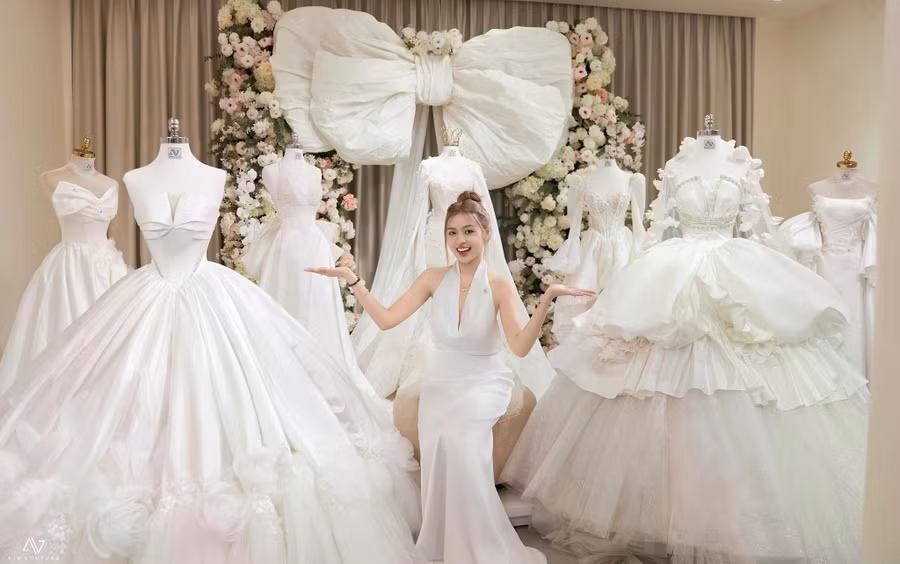 Ngoài thiết kế đặc biệt này, Thanh Tâm còn sở hữu 6 chiếc váy khác nhau để phục vụ cho các tiệc cưới tại Gia Lai, TP.HCM. Tất cả đều là sáng tạo đến từ nhà thiết kế Kim Anh cùng 20 cộng sự, làm việc liên tục 90 ngày