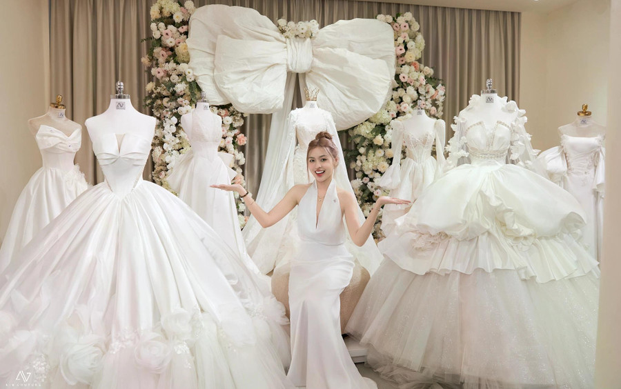 Ngoài thiết kế đặc biệt này, Thanh Tâm còn sở hữu 6 chiếc váy khác nhau để phục vụ cho các tiệc cưới tại Gia Lai, TP.HCM. Tất cả đều là sáng tạo đến từ nhà thiết kế Kim Anh cùng 20 cộng sự, làm việc liên tục 90 ngày