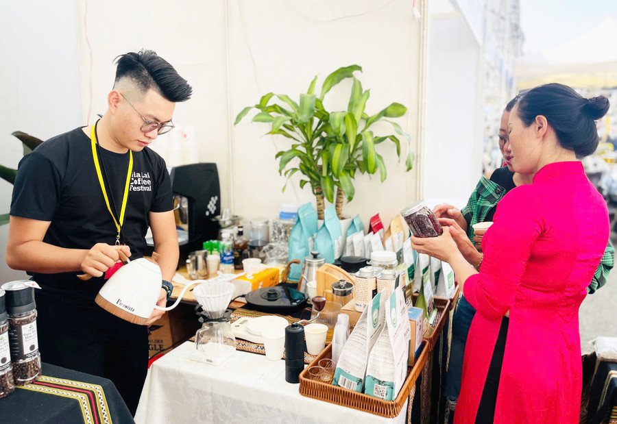 Người dân và du khách trải nghiệm nếm thử cà phê chất lượng cao. Ảnh: T.D nguoi-dan-va-du-khach-trai-nghiem-nem-thu-ca-phe-chat-luong-cao-anh-tran-dung.jpg