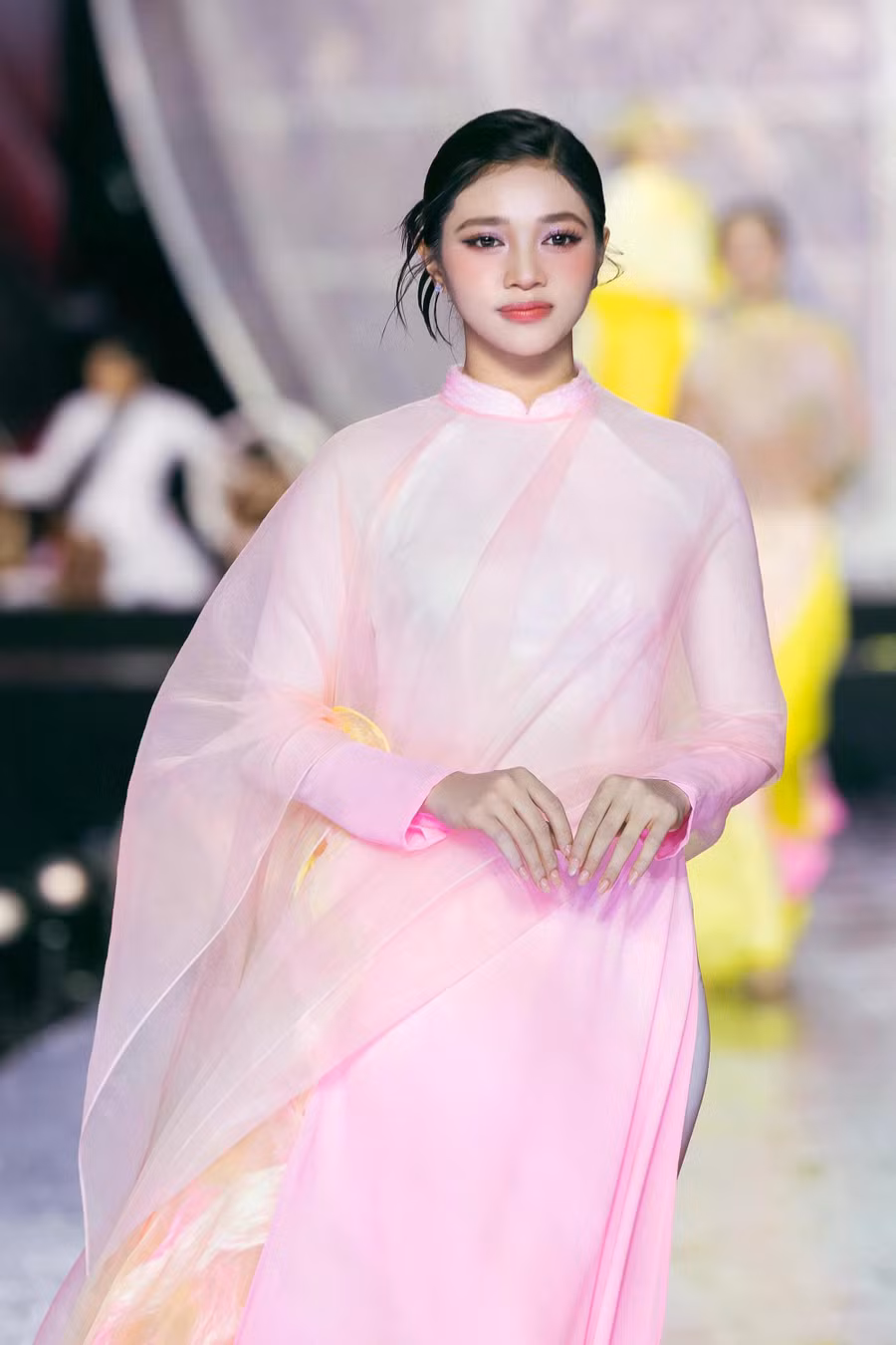 Không kém cạnh Hoa hậu Đoàn Thiên Ân, Á hậu Minh Kiên thử sức ở lĩnh vực diễn xuất với hai tác phẩm chiếu rạp là BUS: Chuyến xe một chiều và Trại buôn người