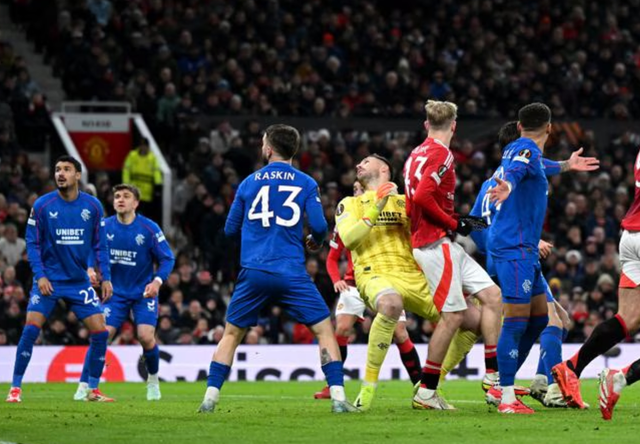 Thủ môn Jack Butland phá bóng vào lưới nhà, trao ưu thế cho Man United Thủ môn Jack Butland phá bóng vào lưới nhà, trao ưu thế cho Man United