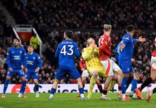 Thủ môn Jack Butland phá bóng vào lưới nhà, trao ưu thế cho Man United