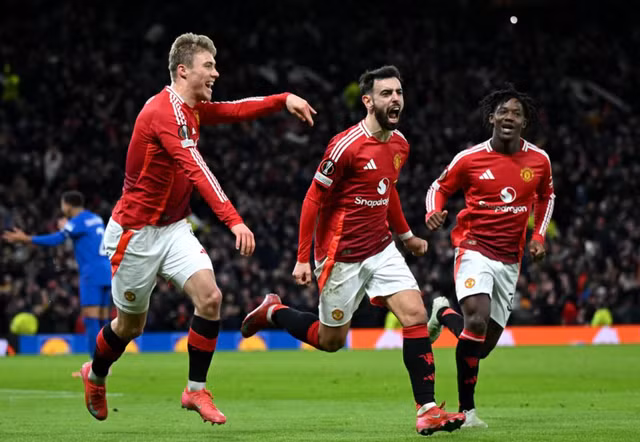 Bruno Fernandes tỏa sáng phút bù giờ với bàn ấn định chiến thắng 2-1