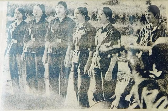 Trung sĩ Đỗ Thị Châm (thứ 2 từ phải qua) biểu diễn văn nghệ phục vụ bộ đội trên trận địa Cao Bằng, tháng 3.1979