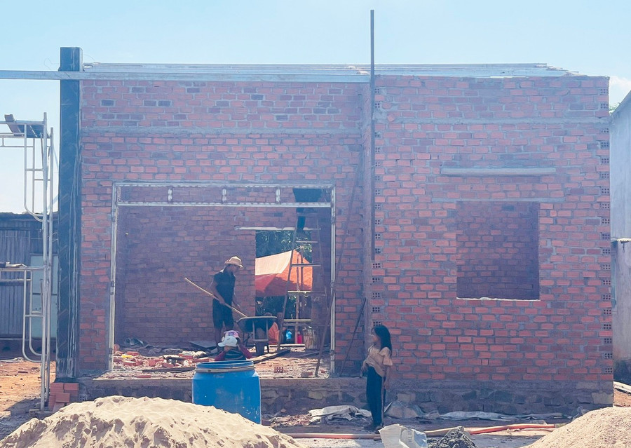 Ngôi nhà của gia đình anh Kluynh đang dần hoàn thiện trong niềm vui mừng của các thành viên. Ảnh: A.H ngoi-nha-cua-gia-dinh-anh-kluynh-dang-dan-hoan-thien-trong-niem-vui-mung-cua-cac-thanh-vien.jpg