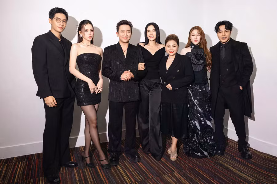Dàn diễn viên chính của phim gồm Quốc Anh, Tiểu Vy, Trấn Thành, Kỳ Duyên, Lê Giang, Uyển Ân và Lê Dương Bảo Lâm (từ trái sang)