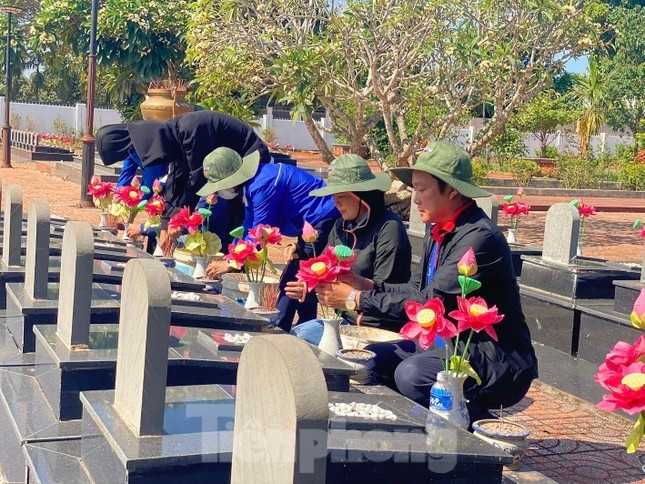 Bên cạnh đó, đoàn viên thanh niên trên địa bàn tỉnh dọn dẹp vệ sinh tại các nghĩa trang liệt sĩ, bia tưởng niệm, đài tưởng niệm ở các địa phương với hơn 5.000 ngày công. Bên cạnh đó, đoàn viên thanh niên trên địa bàn tỉnh dọn dẹp vệ sinh tại các nghĩa trang liệt sĩ, bia tưởng niệm, đài tưởng niệm ở các địa phương với hơn 5.000 ngày công.