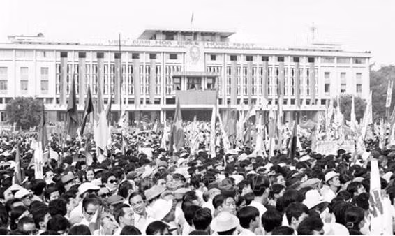 Mít tinh mừng Ủy ban Quân quản thành phố Sài Gòn ra mắt ngày 7.5.1975