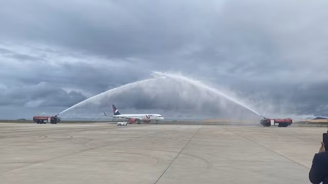 Máy bay khi đáp xuống sân bay đã thực hiện nghi thức phun nước tạo cổng chào