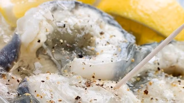 Lươn đông lạnh là món ăn đường phố truyền thống của người Cockney, có từ thế kỷ 18. Ban đầu, đây là một cách rẻ và dễ để làm một món ăn với nguồn lươn bản địa dồi dào ở sông Thames. Lươn sẽ được chặt nhỏ, luộc trong khoảng nửa tiếng với các loại thảo mộc, sau đó làm nguội - đó là lúc lươn sẽ tự sản sinh ra gelatin, và một lớp thạch mềm, trong suốt sẽ hình thành trên các miếng lươn đã cắt