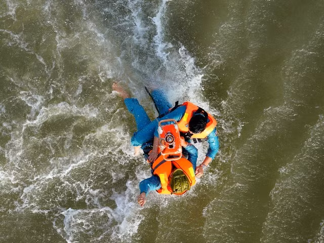 Thực hành cứu nạn đường không, từ trực thăng quân sự của Trung đoàn 917