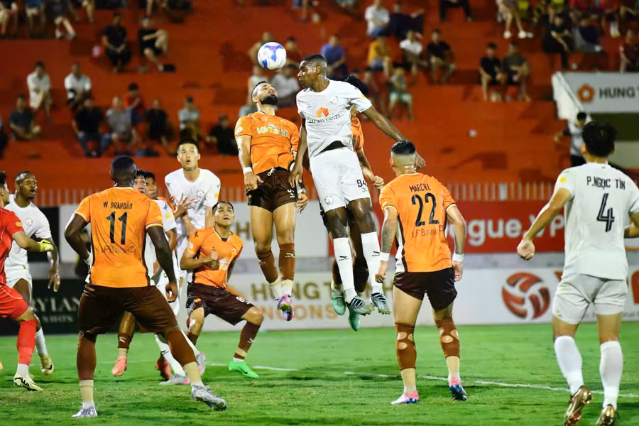 Trận đấu giữa CLB Bình Định và HAGL diễn ra quyết liệt