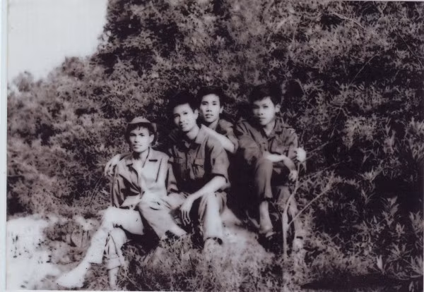 Tác giả (thứ hai từ phải sang) cùng đồng đội trên đường hành quân năm 1974.