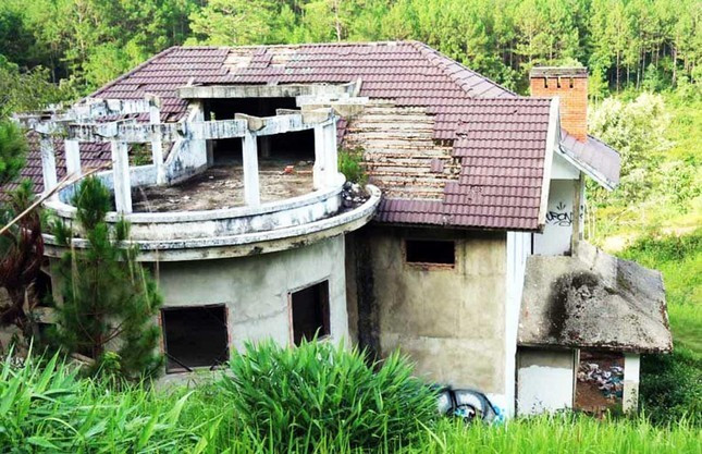 Căn biệt thự tại dự án chậm triển khai ở Khu du lịch quốc gia hồ Tuyền Lâm. Căn biệt thự tại dự án chậm triển khai ở Khu du lịch quốc gia hồ Tuyền Lâm.