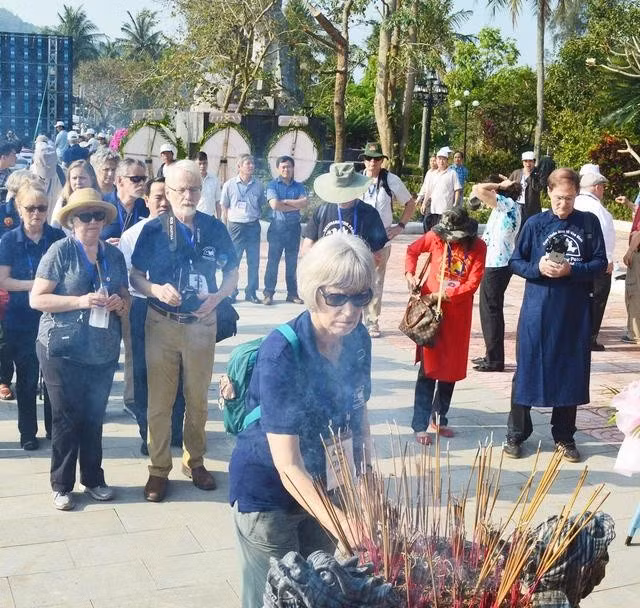 Nhiều đoàn khách quốc tế thắp hương tưởng niệm nạn nhân Sơn Mỹ (ảnh chụp ngày 16.3.2018)