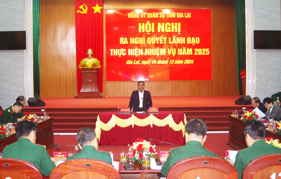 dong-chi-ho-van-nien-uy-vien-ban-chap-hanh-trung-uong-dang-bi-thu-tinh-uy-chu-tich-hdnd-tinh-bi-thu-dang-uy-quan-su-tinh-gia-lai-chu-tri-hoi-nghi.jpg