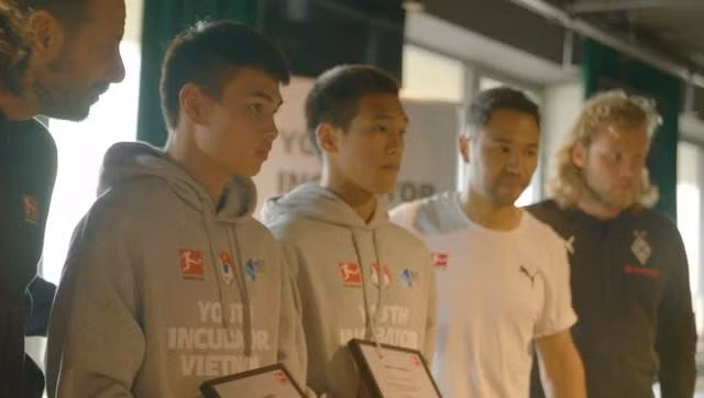 Minh Tiến (thứ 2 từ trái sang) được đánh giá cao trong chuyến tập huấn ở Đức của đội tuyển U.17 Việt Nam